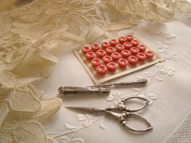 Adorable carte de 24 petits boutons stylisés en verre moulé, rouge et blanc 1930