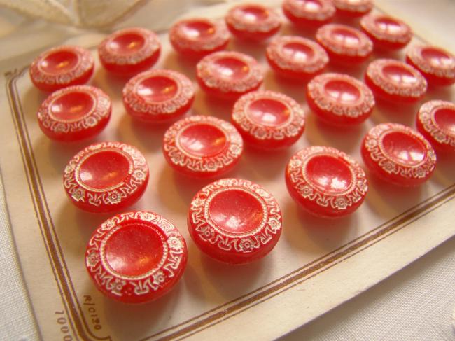 Adorable carte de 24 petits boutons stylisés en verre moulé, rouge et blanc 1930