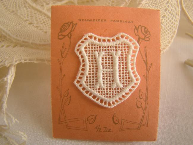 Superbe monogramme H dans un cartouche ajouré de fine batiste 1900-20