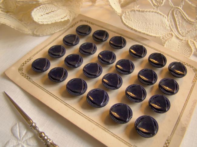 Adorable carte de 24 petits boutons stylisés en verre moulé, bleu marine 1930