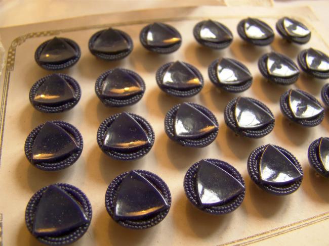 Adorable carte de 24 petits boutons stylisés en verre moulé, bleu marine 1930