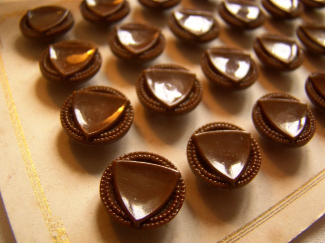 Adorable carte de 24 petits boutons stylisés en verre moulé, chocolat 1930