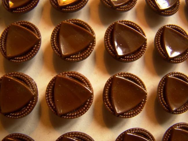 Adorable carte de 24 petits boutons stylisés en verre moulé, chocolat 1930