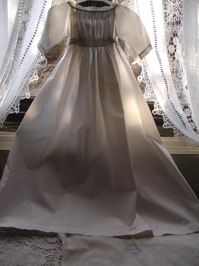 Très belle robe de baptême en batiste avec smokes et broderie