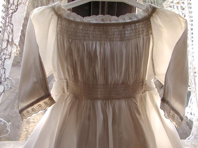Très belle robe de baptême en batiste avec smokes et broderie