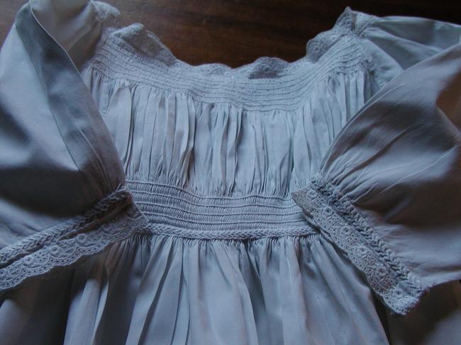Très belle robe de baptême en batiste avec smokes et broderie