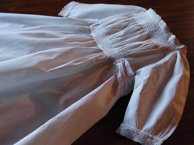 Très belle robe de baptême en batiste avec smokes et broderie