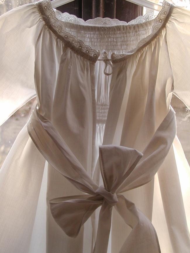 Très belle robe de baptême en batiste avec smokes et broderie
