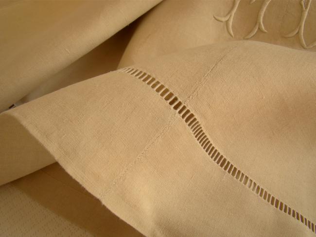 Bel ancien drap neuf en toile pur fil de lin, rivière Venise et monogramme MV 