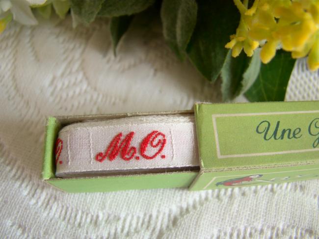 Boite de ruban blanc avec initiales 'MO' tissées en rouge 1920, Marque Ary