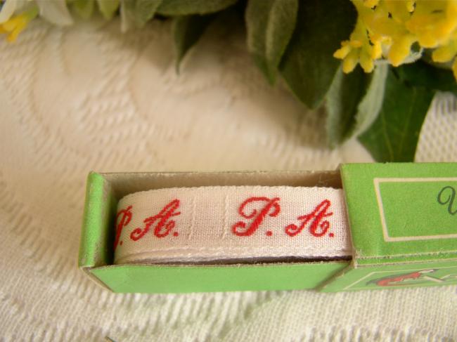 Boite de ruban blanc avec initiales 'PA' tissées en rouge 1920, Marque Ary