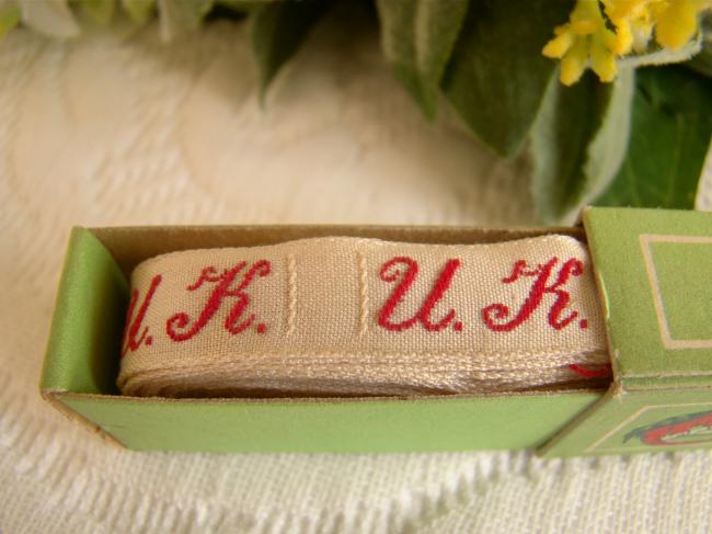 Boite de ruban blanc avec initiales 'UK' tissées en rouge 1920, Marque Ary
