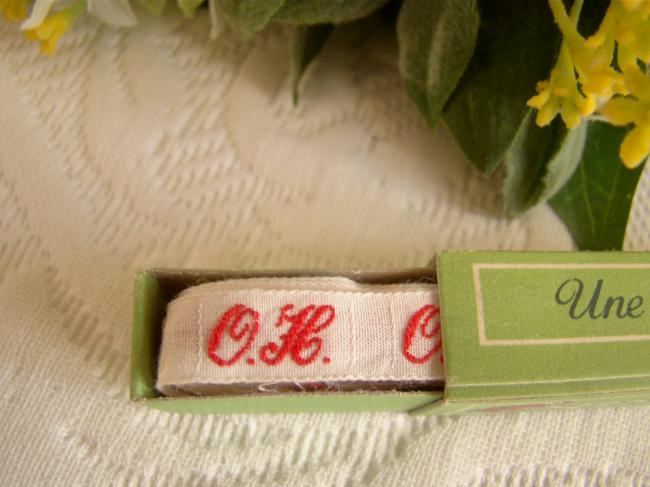 Boite de ruban blanc avec initiales 'OH' tissées en rouge 1920, Marque Ary