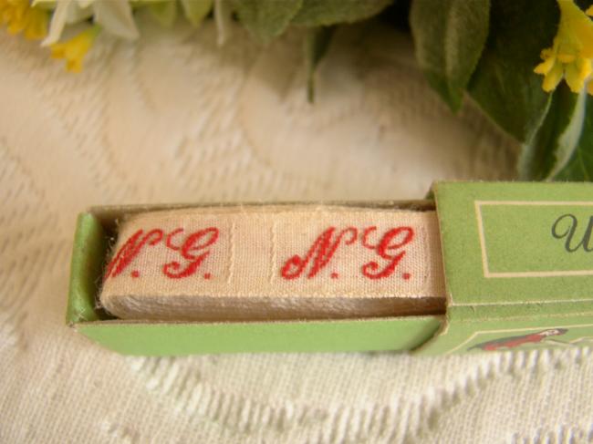 Boite de ruban blanc avec initiales 'NG' tissées en rouge 1920, Marque Ary