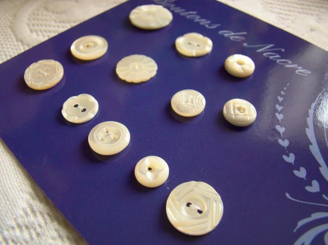 Très jolie collection de 12 boutons anciens en nacre blanche 1900-20