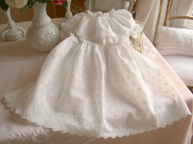 Merveilleuse robe de bébé avec broderie anglaise et plis religieux 1900