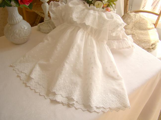 Merveilleuse robe de bébé avec broderie anglaise et plis religieux 1900