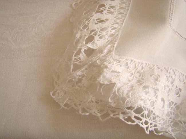 Jolie paire de taies d'oreiller à volants de dentelle et monogramme AS