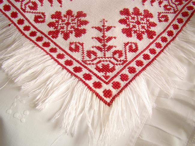 Charmant napperon en étamine, broderie rouge et franges 1900