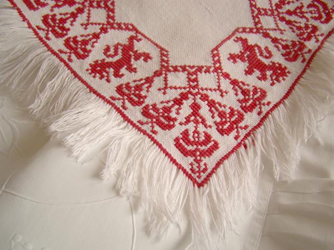 Charmant napperon en étamine, broderie rouge et franges 1900