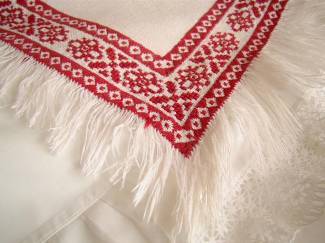 Charmant napperon en étamine, broderie rouge et franges 1900