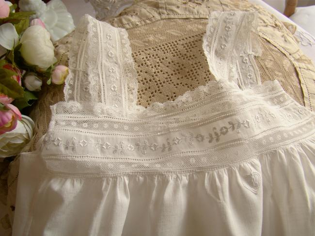 Gracieuse chemise de jour de bébé brodé, dentelle Valenciennes, mono L