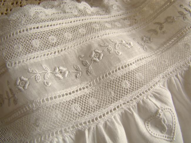 Gracieuse chemise de jour de bébé brodé, dentelle Valenciennes, mono L