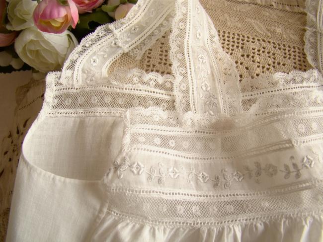 Gracieuse chemise de jour de bébé brodé, dentelle Valenciennes, mono L