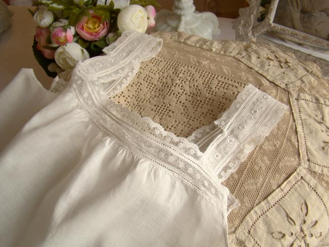 Gracieuse chemise de jour de bébé brodé, dentelle Valenciennes, mono L