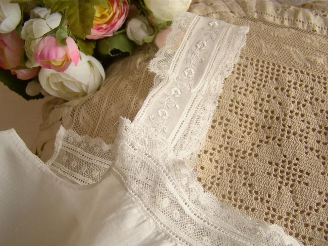 Gracieuse chemise de jour de bébé brodé, dentelle Valenciennes, mono L