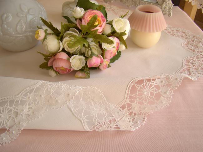 Charmante nappe en batiste de lin et entourage en dentelle aux fuseaux