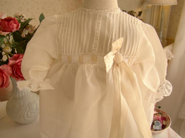 Jolie petite robe de bébé en mousseline de soie et petits plis religieux