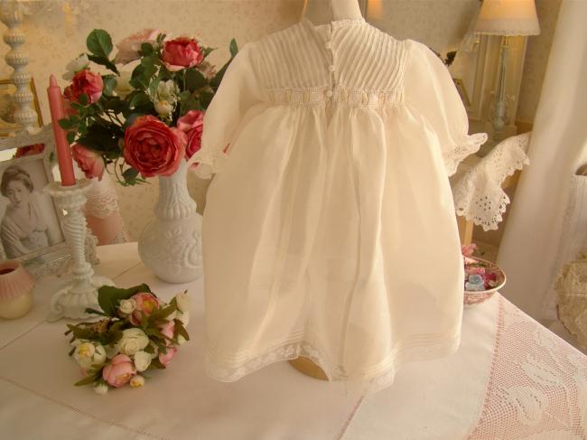 Jolie petite robe de bébé en mousseline de soie et petits plis religieux