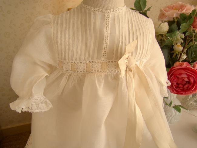 Jolie petite robe de bébé en mousseline de soie et petits plis religieux