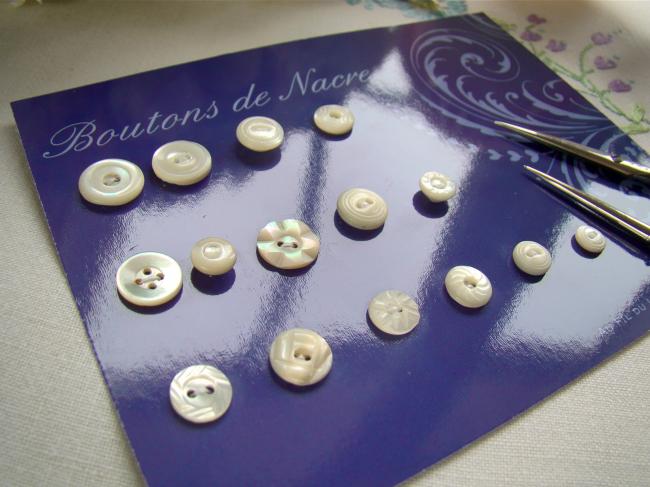 Jolie collection de 15 petits boutons anciens en nacre blanche 1900-20