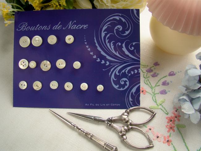 Jolie collection de 15 petits boutons anciens en nacre blanche 1900-20