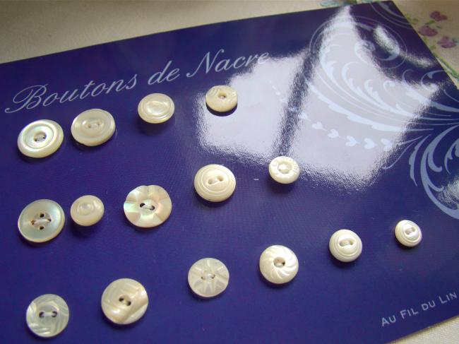 Jolie collection de 15 petits boutons anciens en nacre blanche 1900-20