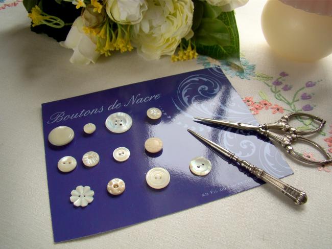 Jolie collection de 12  boutons anciens en nacre blanche 1900-20