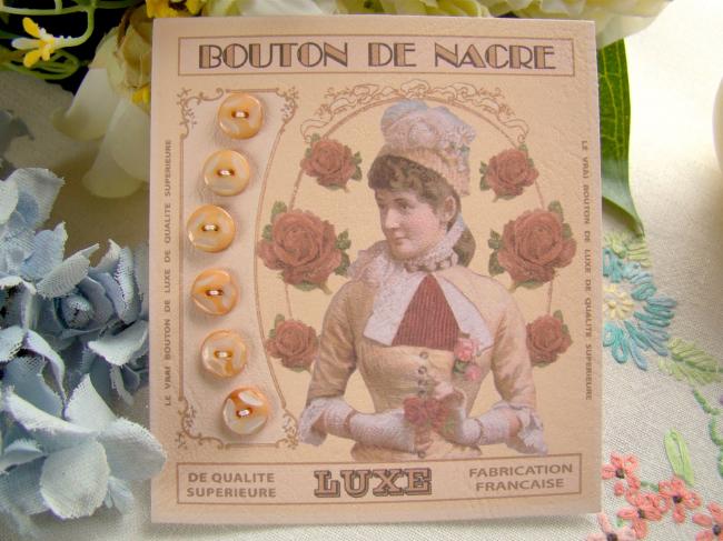 Jolie carte de 6 boutons anciens de nacre teintée abricot et gravée à la main