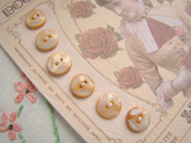 Jolie carte de 6 boutons anciens de nacre teintée abricot et gravée à la main