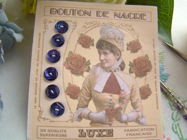 Jolie carte de 6 boutons anciens de nacre teintée en bleu nuit, gravés à la main