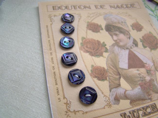 Jolie carte de 6 boutons anciens de nacre teintée en bleu nuit, gravés à la main