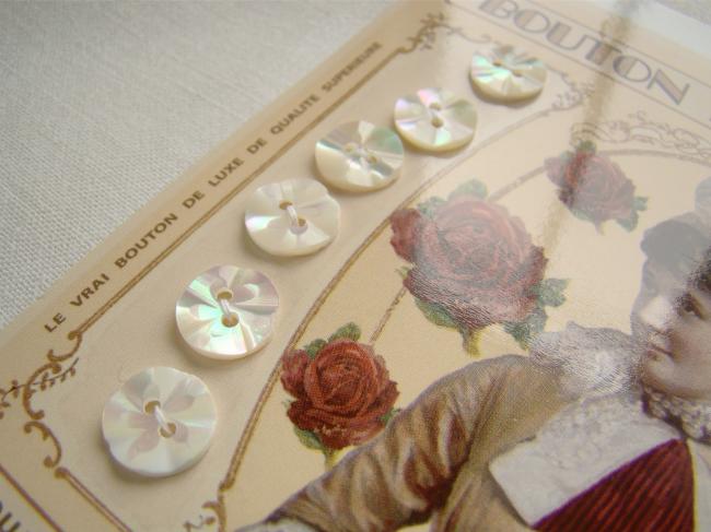 Carte de 6 boutons anciens fleurs en nacre gravés main Ø 10mm