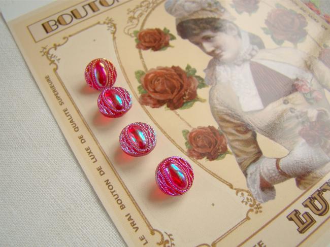 Adorable carte de 4 boutons anciens en verre irisé rose-rouge Ø 10mm