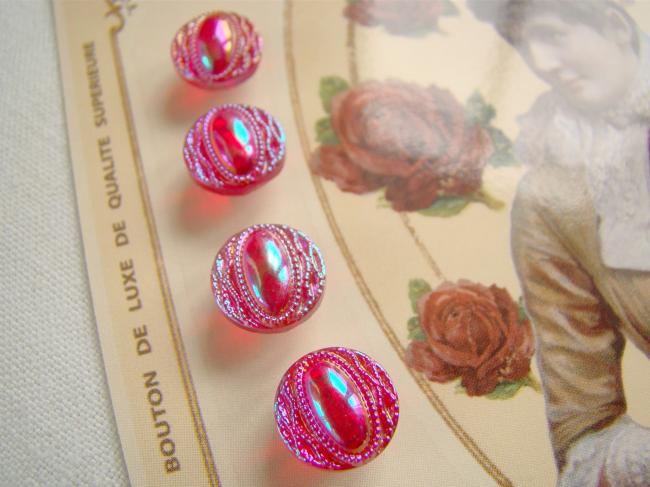 Adorable carte de 4 boutons anciens en verre irisé rose-rouge Ø 10mm