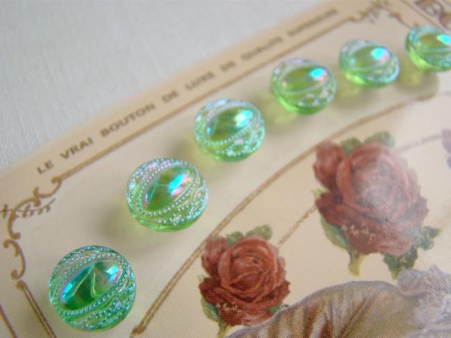 Adorable carte de 6 boutons anciens en verre irisé vert pomme Ø 10mm