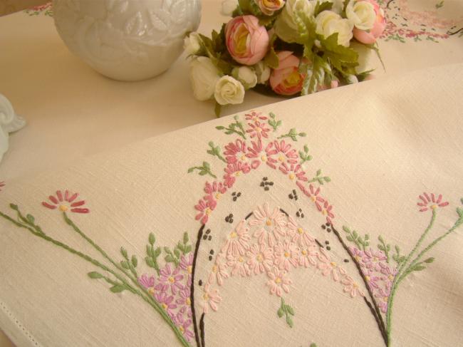 Romantique petite nappe en lin, brodée d'arches fleuries en mauve et vieux rose