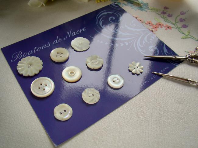 Jolie collection de 10 boutons anciens en nacre blanche 1900-20