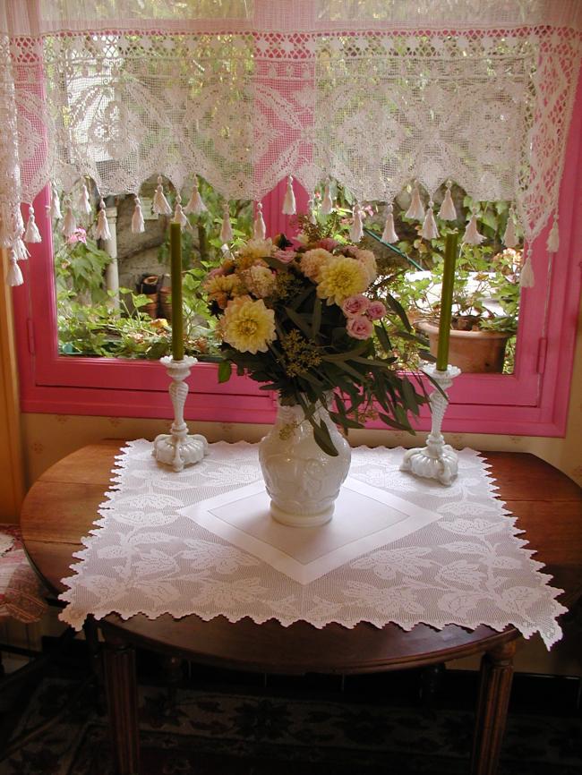 Striking large table centre with crochet lace with lots of flowers 1900