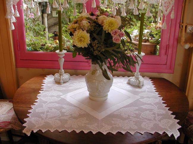 Striking large table centre with crochet lace with lots of flowers 1900